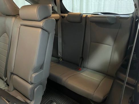 Used 2023 Toyota Highlander XLE AWD/4WD image 11