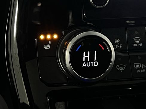 Used 2025 Toyota Highlander XLE image 18