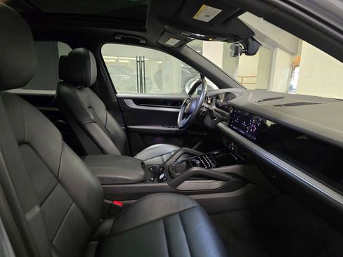 Used 2024 Porsche Cayenne image 12