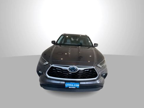 Used 2022 Toyota Highlander XLE AWD/4WD image 3
