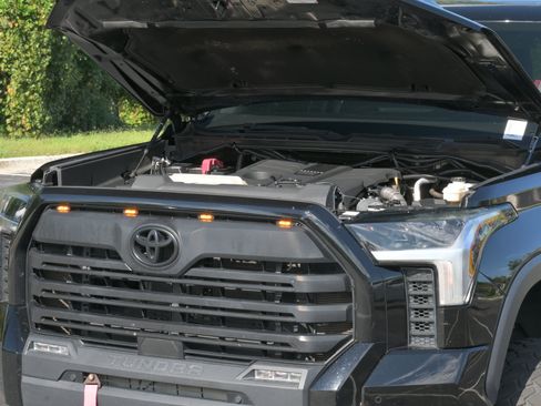 Used 2022 Toyota Tundra SR5 w/ SR5 Convenience Package AWD/4WD image 8