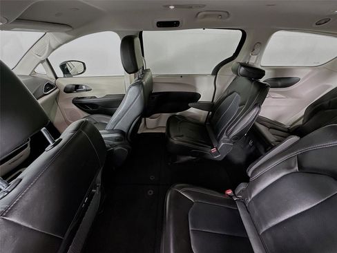Used 2024 Chrysler Pacifica Touring-L FWD image 11