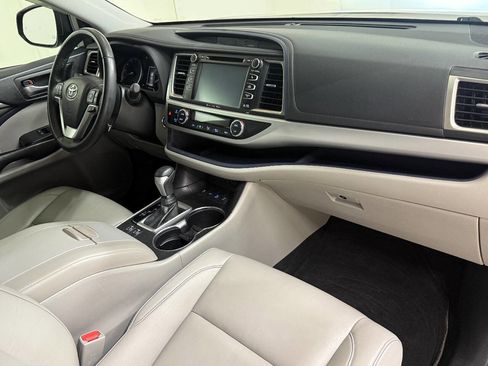 Used 2019 Toyota Highlander XLE AWD/4WD image 43