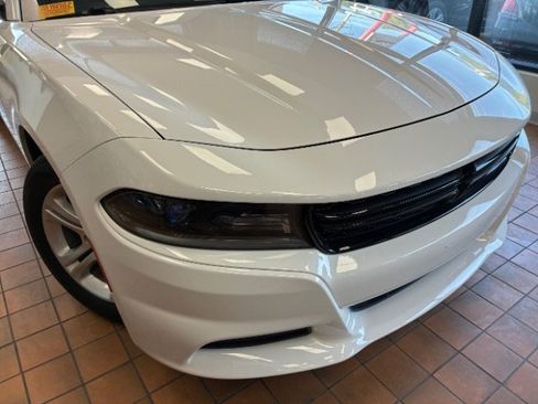 Used 2018 Dodge Charger SXT image 2
