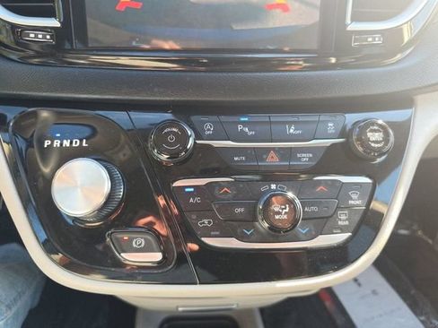 Used 2023 Chrysler Pacifica Touring-L FWD image 30