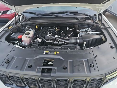 Used 2024 Jeep Grand Cherokee Altitude AWD/4WD image 11