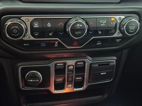Used 2023 Jeep Wrangler Unlimited Sahara w/ Cold Weather Group AWD/4WD image 29