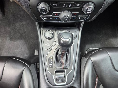 Used 2019 Jeep Cherokee Trailhawk w/ Cold Weather Group AWD/4WD image 18
