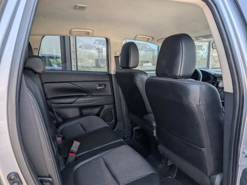Used 2015 Mitsubishi Outlander SE image 19