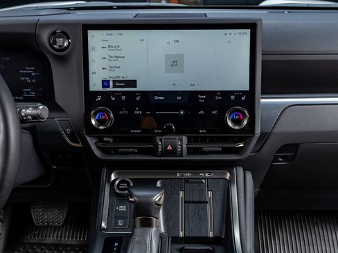 Used 2025 Lexus GX 550 w/ Accessory Package (2T) AWD/4WD image 24
