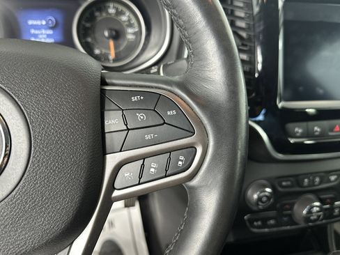 Used 2019 Jeep Cherokee Overland w/ Technology Group image 30