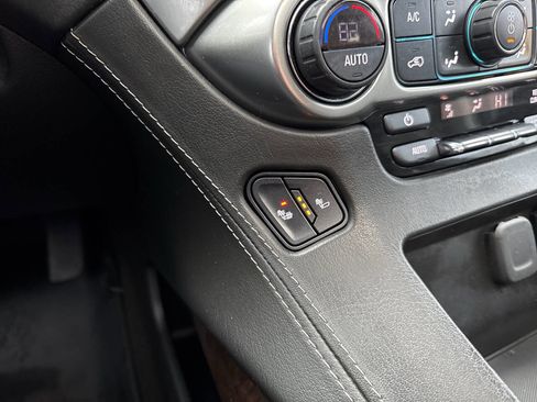 Used 2018 Chevrolet Suburban LT image 35