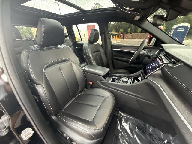 Used 2024 Jeep Grand Cherokee Limited w/ Black Appearance Package AWD/4WD image 24