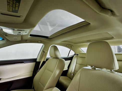 Used 2016 Lexus ES 350 w/ Navigation System Package image 27