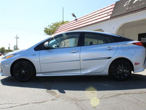 Used 2017 Toyota Prius Prime Advanced FWD image 38