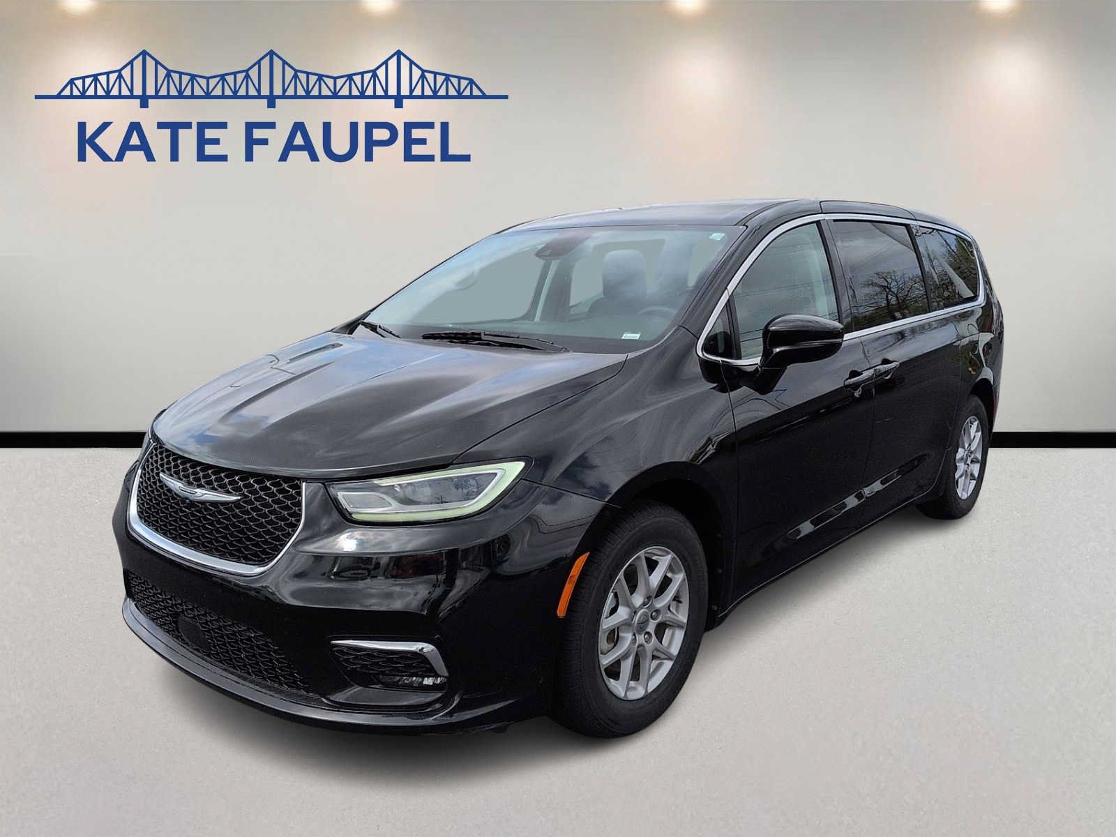 Used 2024 Chrysler Pacifica Touring-L FWD image 3