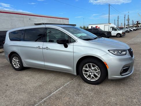 Used 2024 Chrysler Pacifica Touring-L FWD image 4