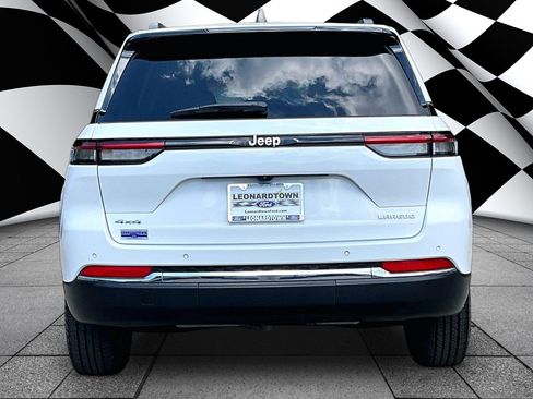 Used 2023 Jeep Grand Cherokee Laredo w/ Luxury Tech Group I AWD/4WD image 4
