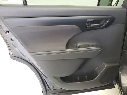 Used 2025 Toyota Highlander LE FWD image 17