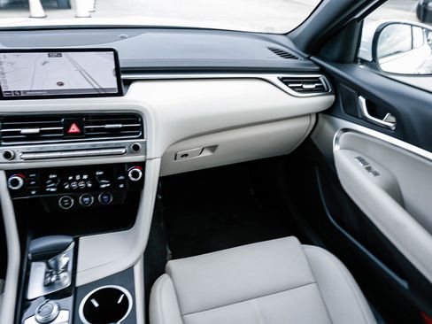 Used 2025 Genesis G70 2.5T image 15
