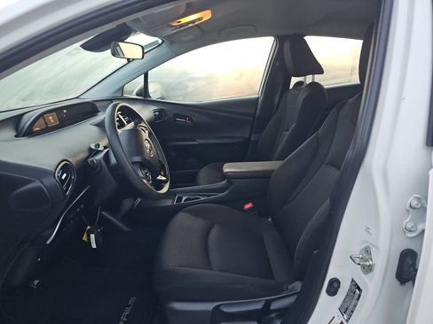 Used 2022 Toyota Prius LE FWD image 6