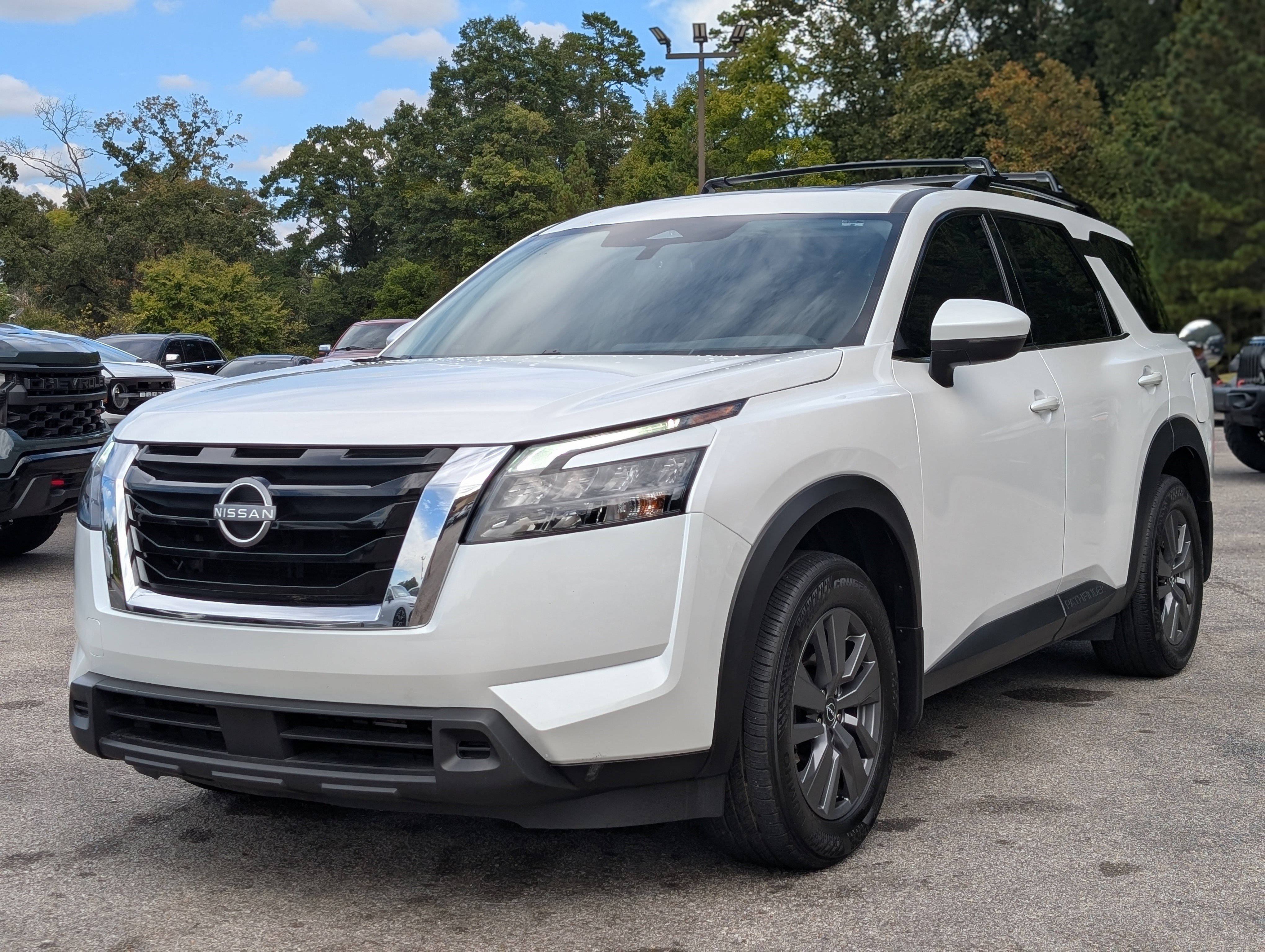 Used 2025 Nissan Pathfinder SV w/ SV Premium Package FWD image 5