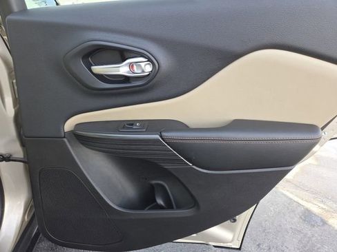 Used 2015 Jeep Cherokee Limited image 26