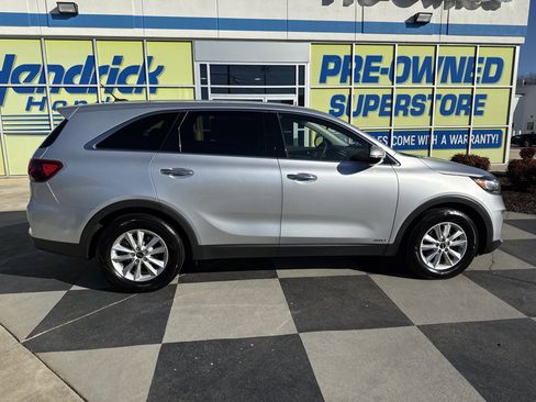 Used 2019 Kia Sorento AWD V6 image 11