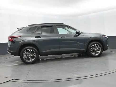 Used 2025 Chevrolet Trax LT image 4