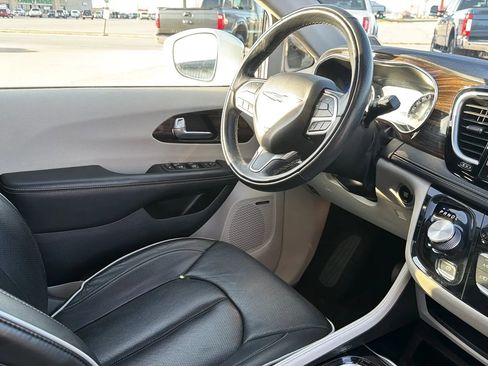 Used 2022 Chrysler Pacifica Limited image 79