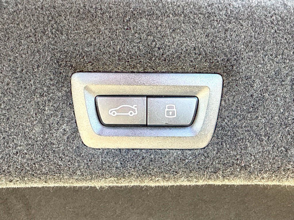 Used 2026 BMW 750e xDrive AWD/4WD image 17
