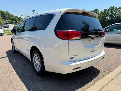 Used 2022 Chrysler Voyager LX FWD image 5