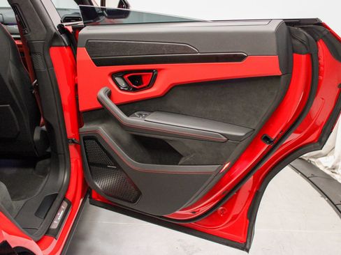 Used 2025 Lamborghini Urus SE image 37