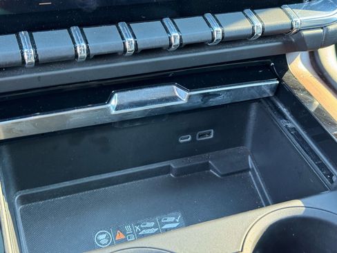 Used 2025 GMC Yukon Denali image 27