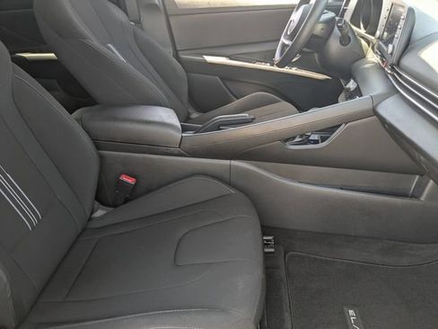 Used 2022 Hyundai Elantra SEL w/ Preferred Accessory Package FWD image 11