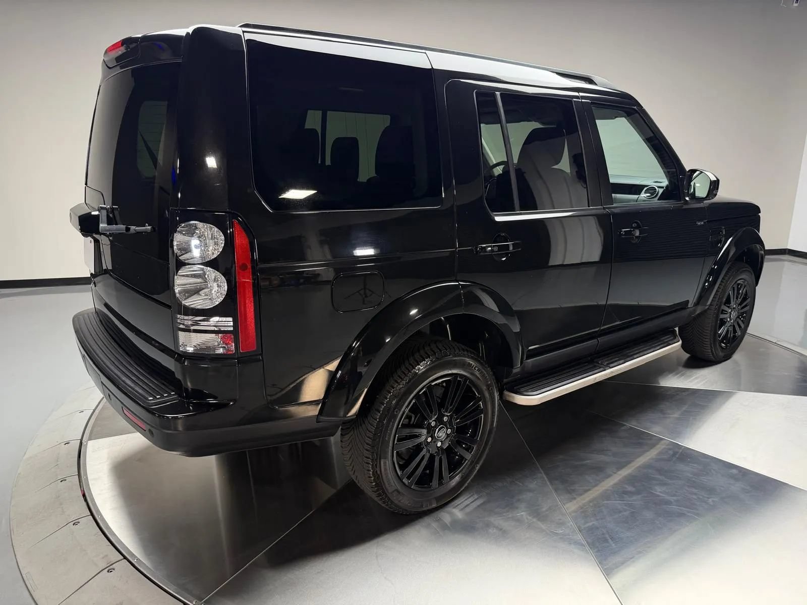 Used 2015 Land Rover LR4 HSE AWD/4WD image 2