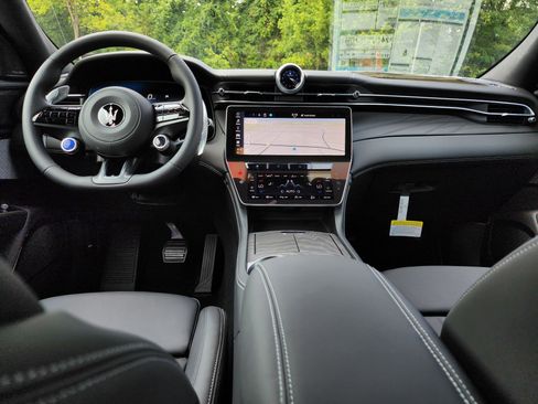 New 2025 Maserati Grecale GT image 9