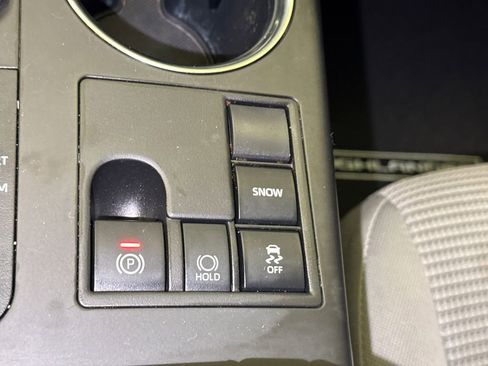 Used 2023 Toyota Highlander LE image 28