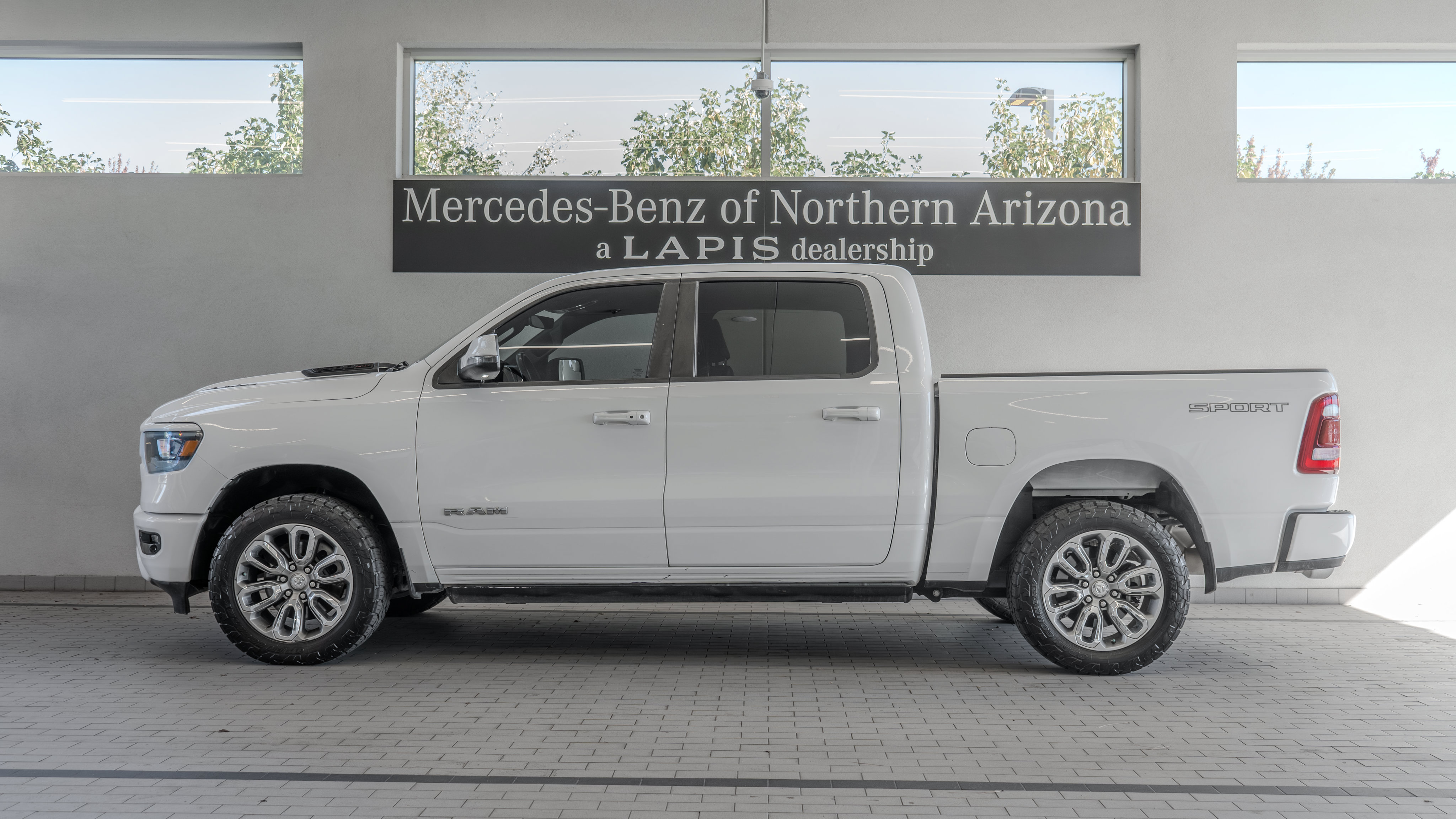 Used 2023 RAM 1500 Laramie AWD/4WD image 2