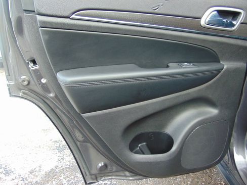 Used 2018 Jeep Grand Cherokee Limited image 24