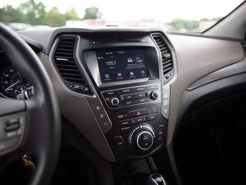 Used 2018 Hyundai Santa Fe SE AWD/4WD image 12