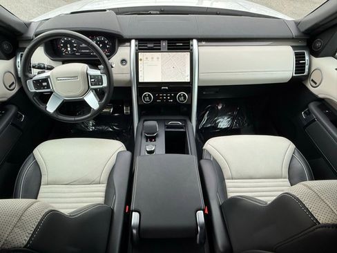 Used 2023 Land Rover Discovery Metropolitan Edition image 32