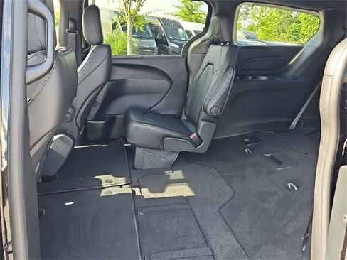 New 2025 Chrysler Pacifica Select image 5
