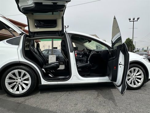 Used 2016 Tesla Model X 75D image 10