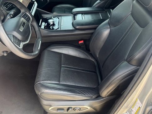 Used 2023 Jeep Wagoneer L Series III w/ Preferred Equipment Group image 12