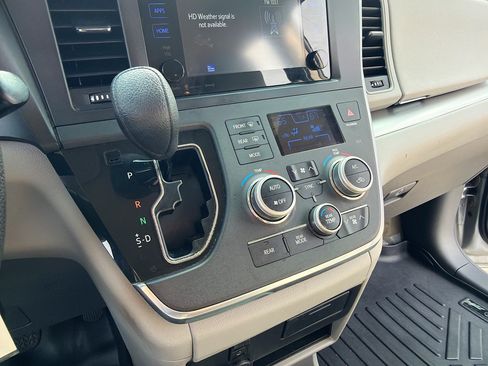 Used 2017 Toyota Sienna LE AWD/4WD image 12
