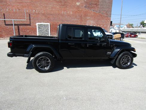 Used 2023 Jeep Gladiator Overland AWD/4WD image 2