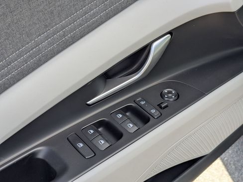 New 2025 Hyundai Elantra Limited FWD image 16