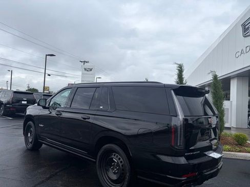 New 2026 Cadillac Escalade ESV V w/ LPO, ONYX Package AWD/4WD image 8