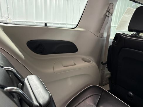 Used 2023 Chrysler Pacifica Limited FWD image 26